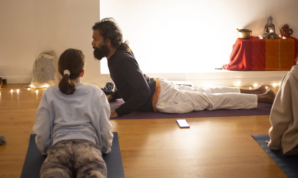 profesor-india-auténtico-hatha-yoga-postura-de-la-cobra