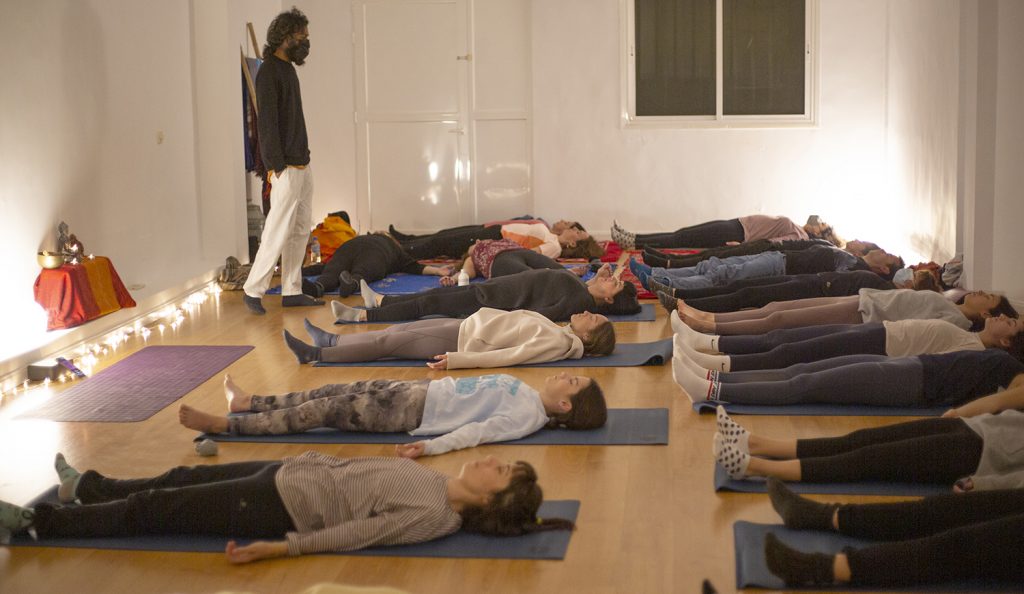 beneficios-yoga-relajación-alumnos-estudiantes-tumbadas-en-savasana-relajacion-final